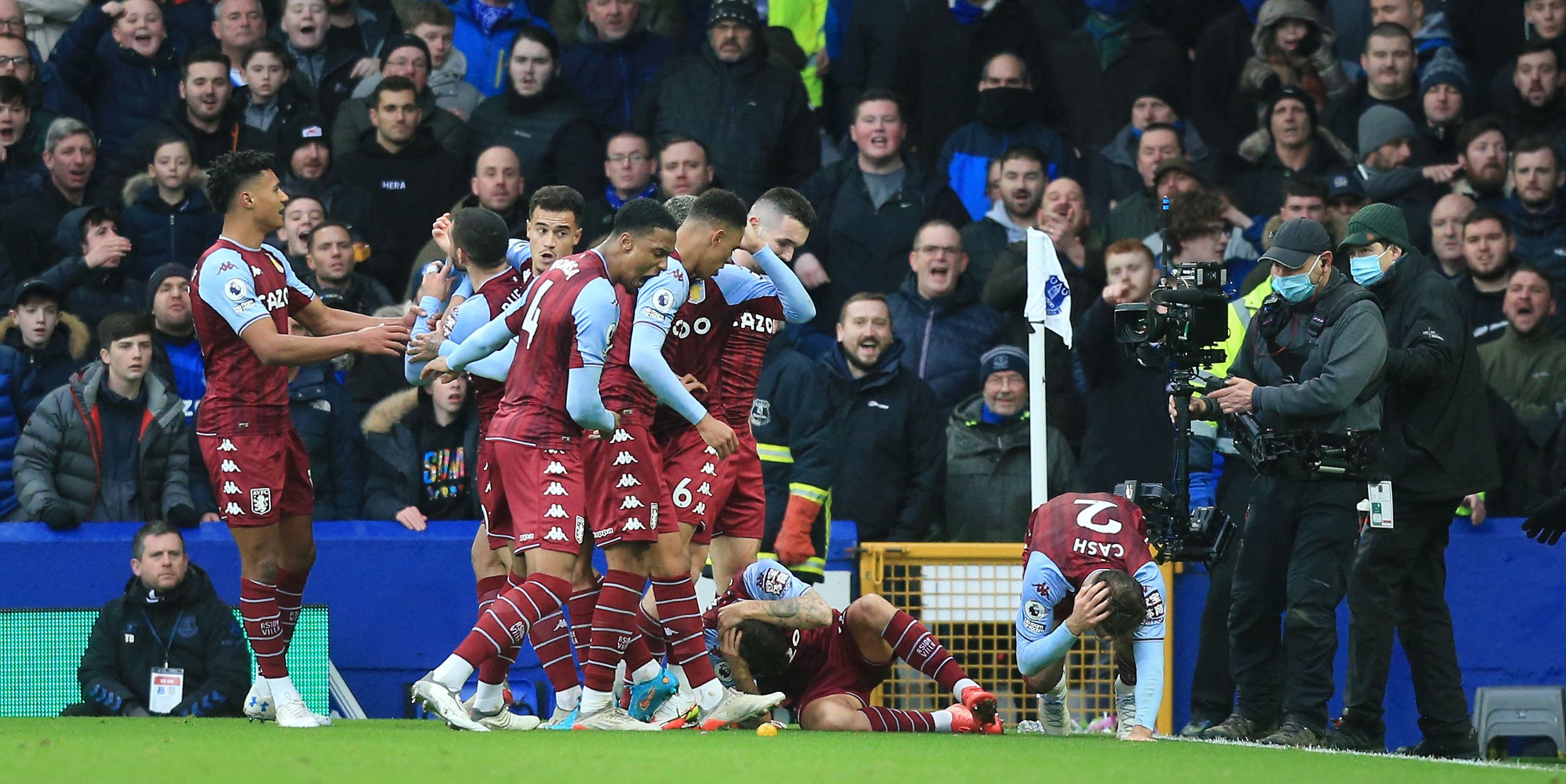 Los jugadores del Aston Villa reaccionan en el momento en que sus compañeros Matty Cash (D) y Lucas Digne (C) fueron alcanzados por una botella lanzada desde la grada del Estadio Goodison Park. (Foto Prensa Libre: AFP)