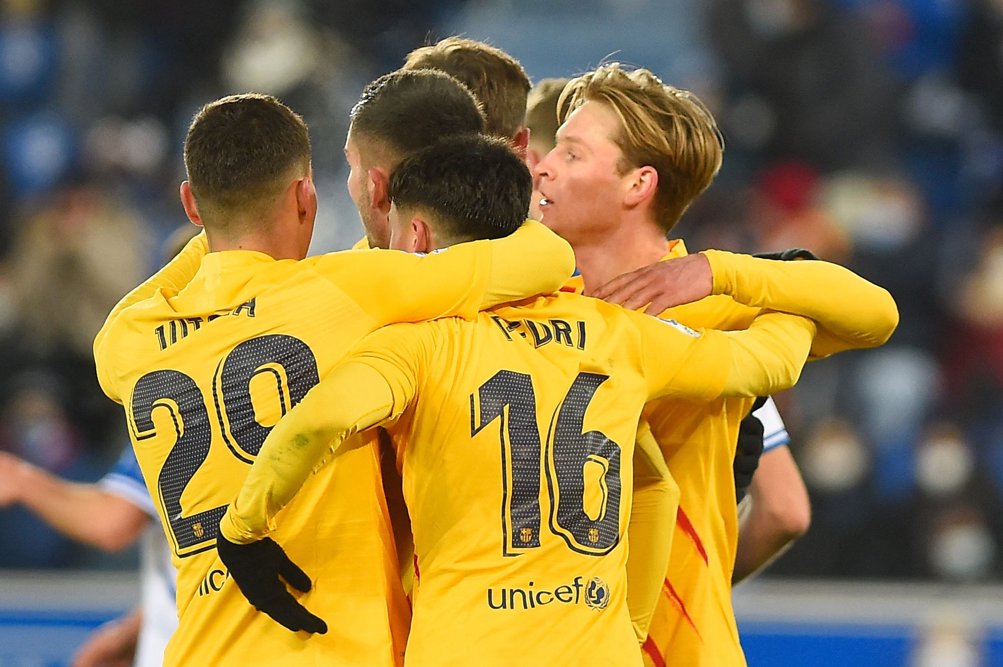 El jugador del Barcelona Frenkie De Jong (D) festeja junto a sus compañeros su gol al Deportivo Alaves. (Foto Prensa Libre: AFP)