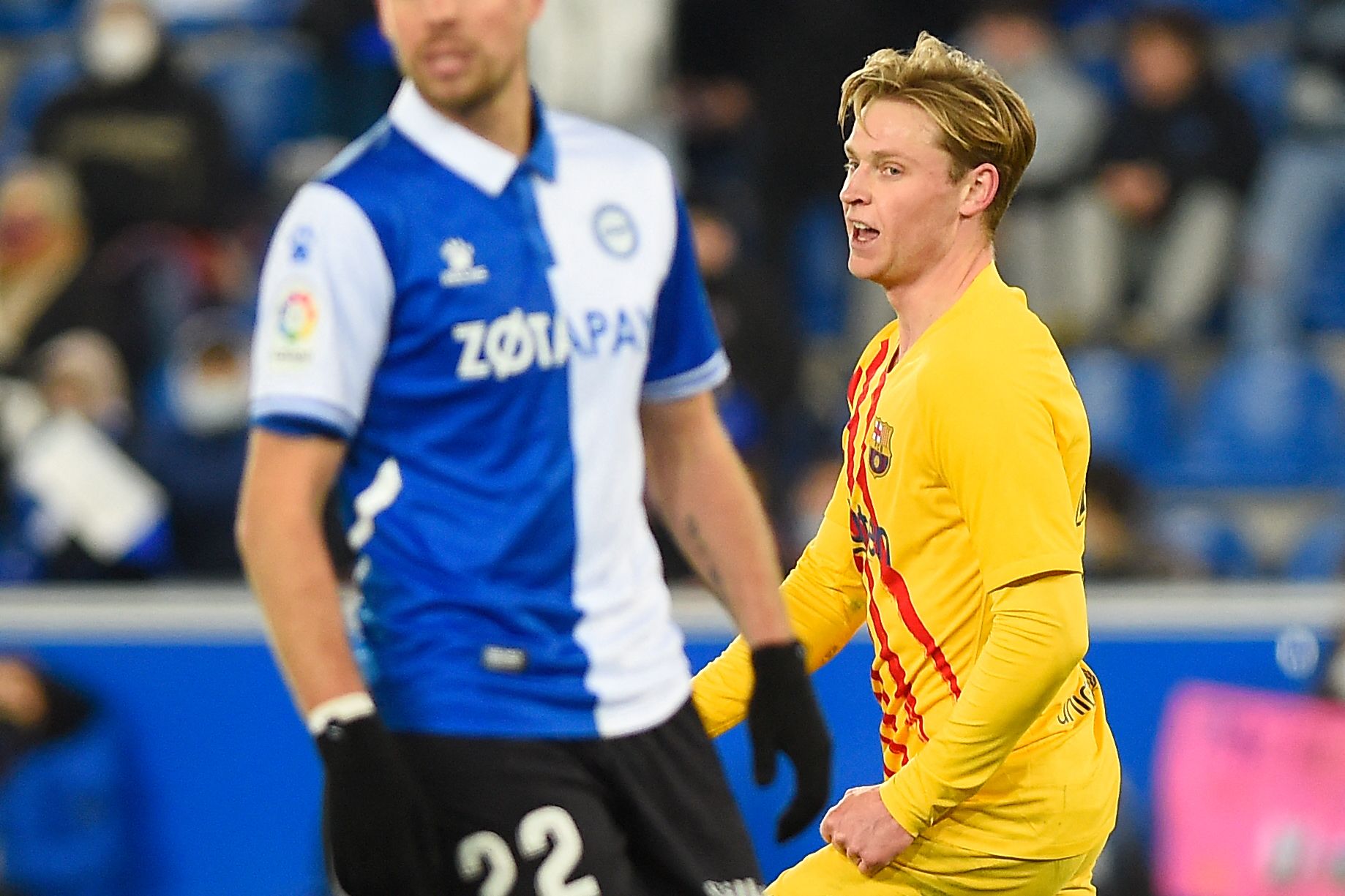 El jugador del FC Barcelona Frenkie De Jong al momento de marcar el único tanto ante el Deportivo Alaves. (Foto Prensa Libre: AFP)