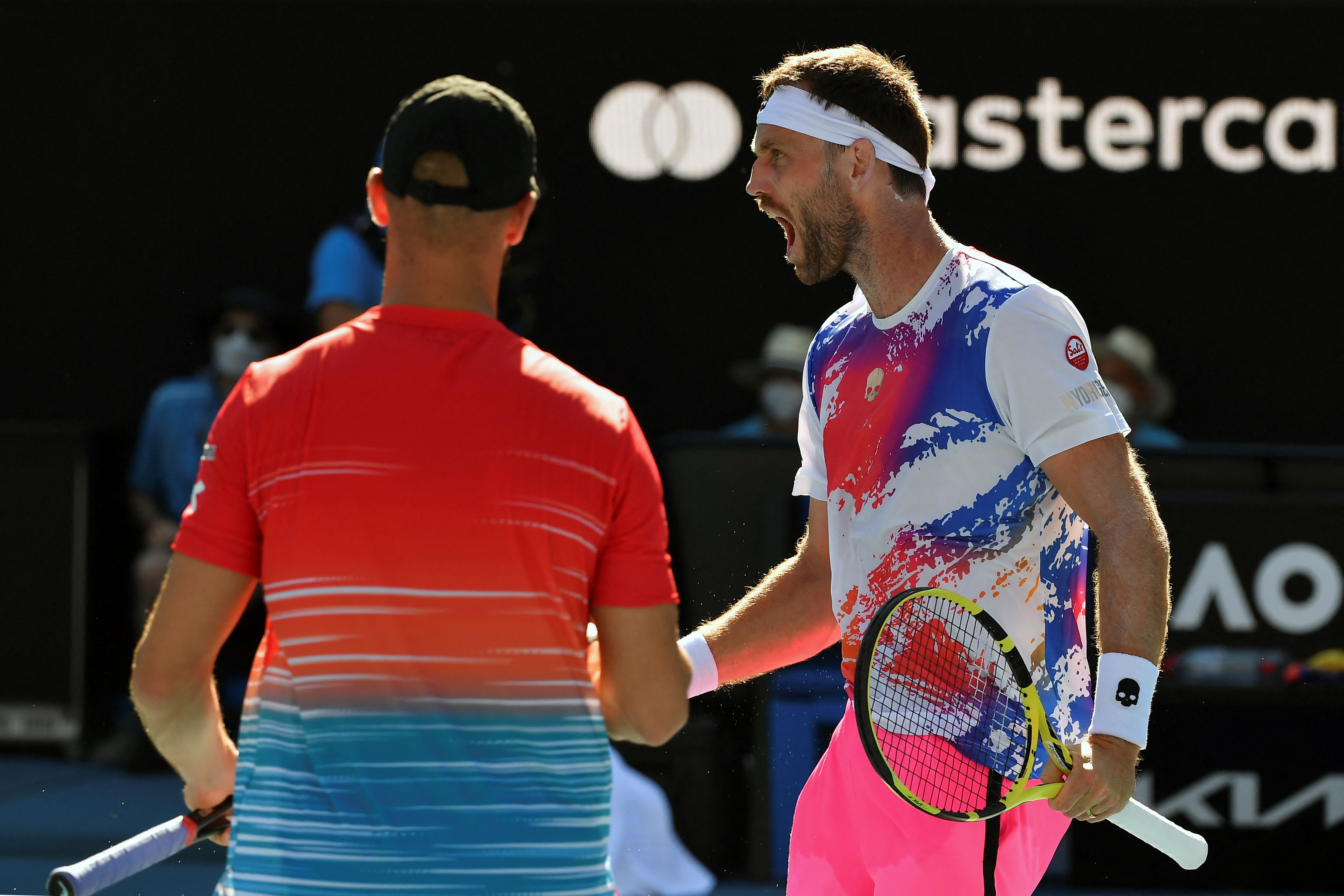 El alemán Tim Puetz (I) y su compañero Michael Venus de Nueva Zelanda reaccionan mientras juegan contra el australiano Thanasi Kokkinakis y su compatriota Nick Kyrgios durante su partido de cuartos de final de dobles masculino en el Abierto de Australia en Melbourne. (Foto Prensa Libre: AFP)