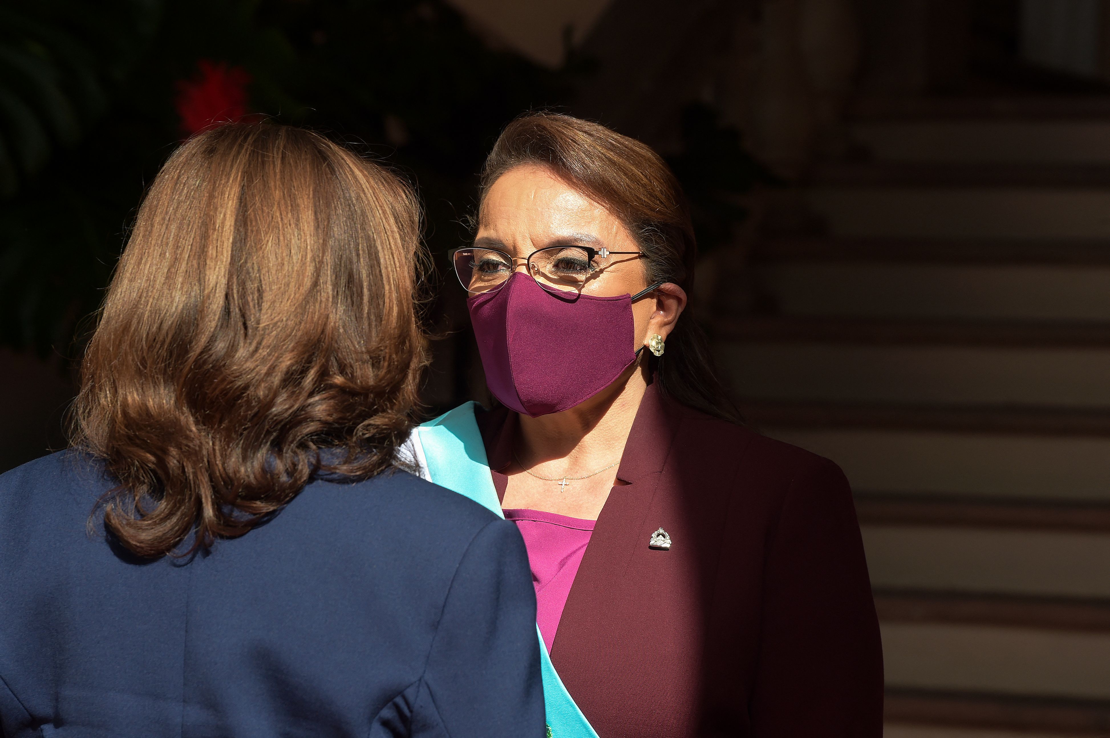 La presidenta de Honduras. Xiomara Castro, conversa con la vicepresidenta de EE. UU., Kamala Harris (de espaldas), el día que fue juramentada como la primera presidenta de su país.  (Foto Prensa Libre: AFP)