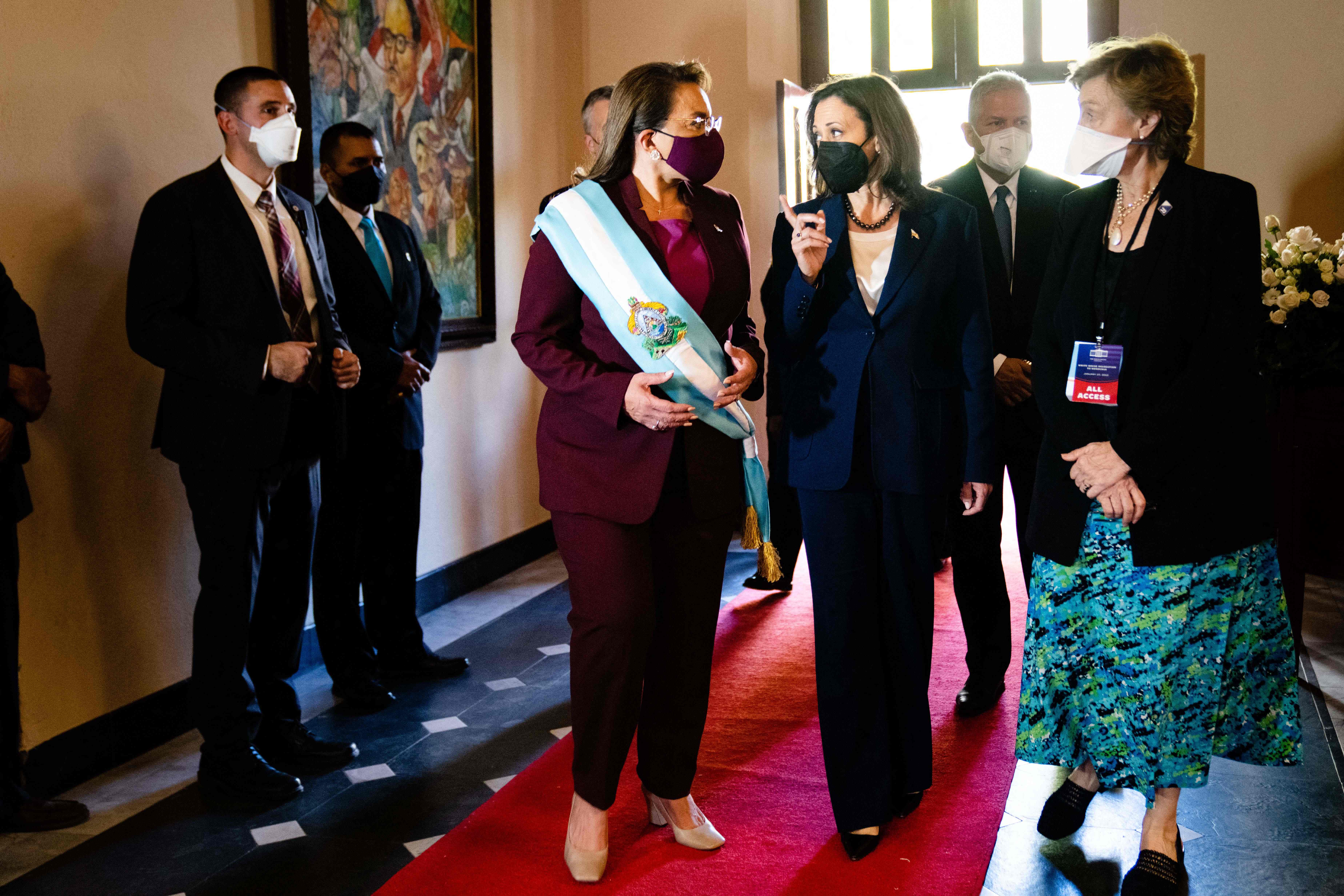 La presidenta de Honduras, Xiomara Castro, camina con la vicepresidenta de EE. UU. en el Palacio Presidencial en Tegucigalpa. (Foto Prensa Libre: AFP)