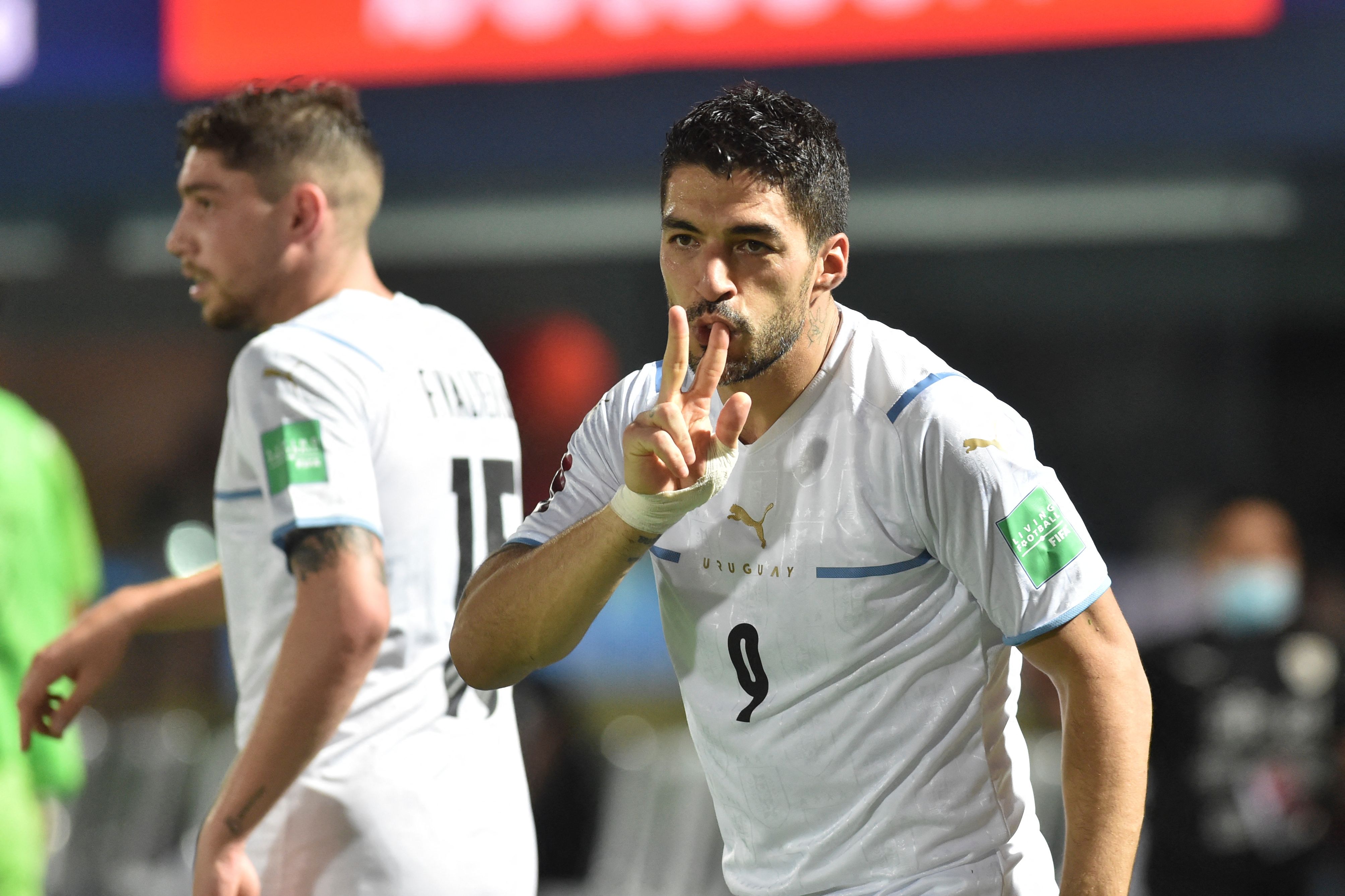 Así festejó Luis Suárez el gol del triunfo. (Foto Prensa Libre: AFP)