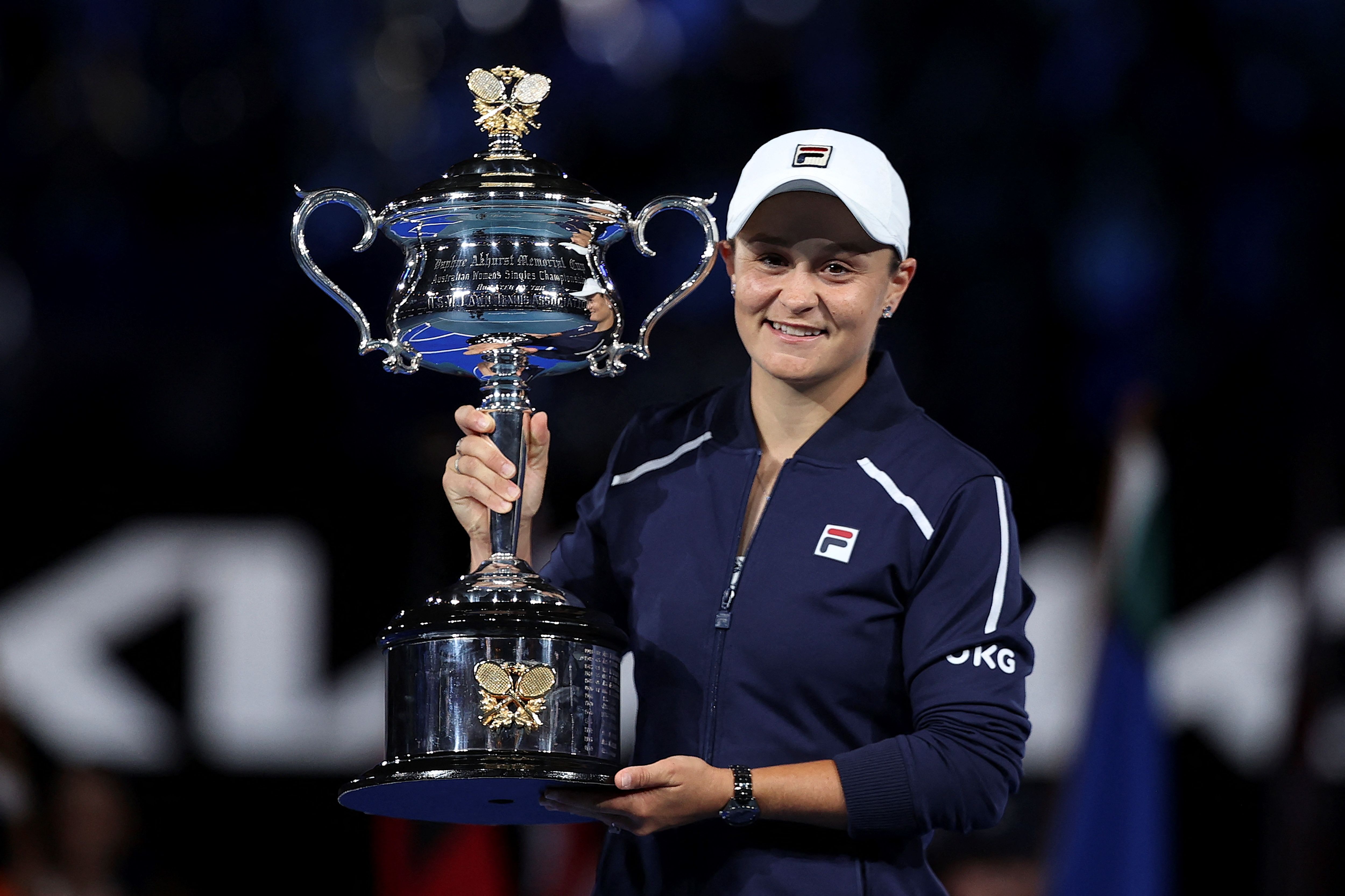 La australiana Ashleigh Barty posa con la Copa Daphne Akhurst Memorial después de ganar la final ante Danielle Collins de los Estados Unidos. La local ganó su primera Abierto de Australia, el tercer Grand Slam de su historia. Foto Prensa Libre: AFP.