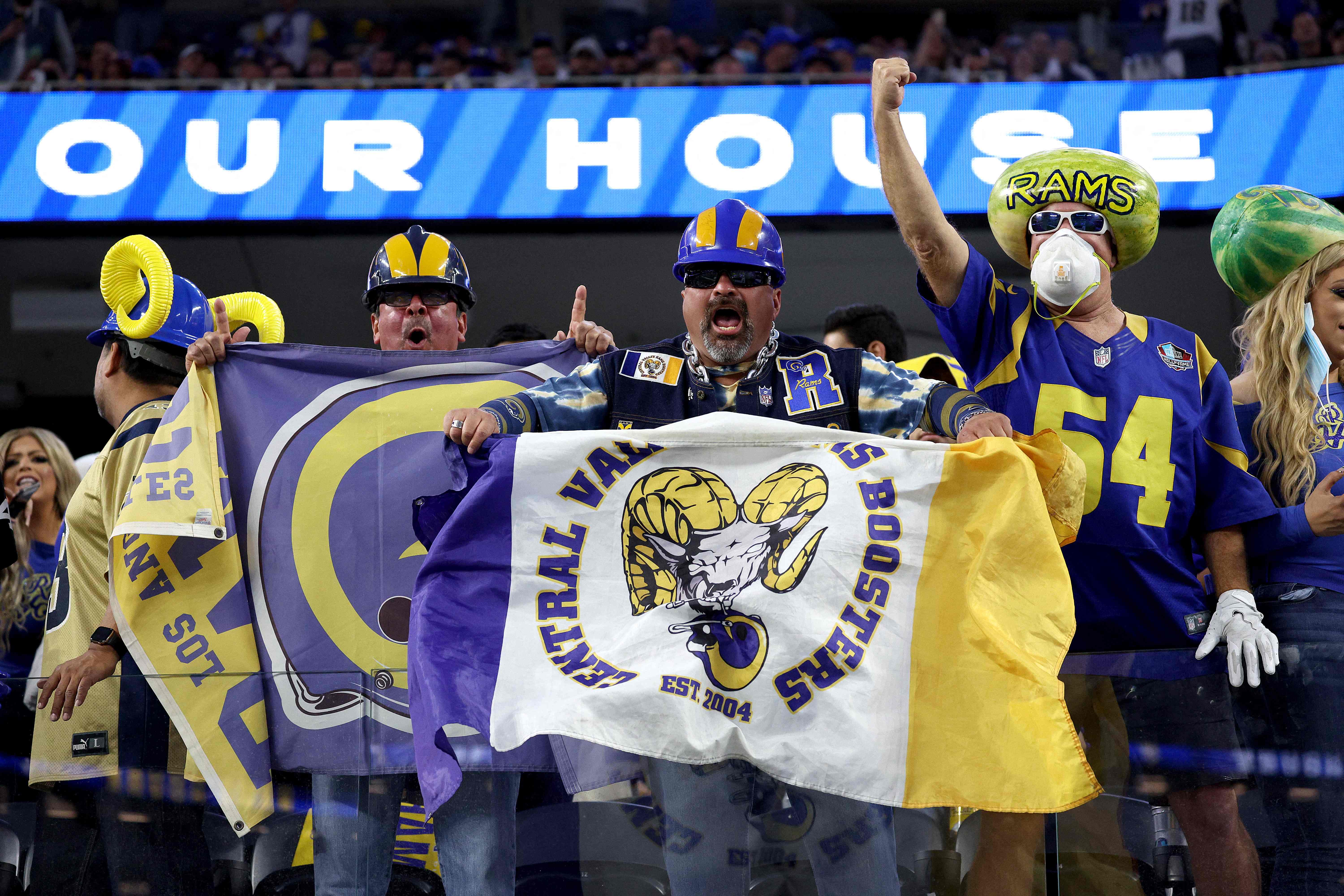 Los fans de Los Ángeles Rams felice durante el juego ante los Arizona Cardinals.(Foto Prensa Libre: AFP)