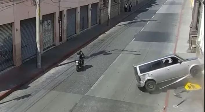 Una motocicleta que viajaba junto al automotor se salva de milagro. (Foto: cortesía Amílcar Montejo/PMT)