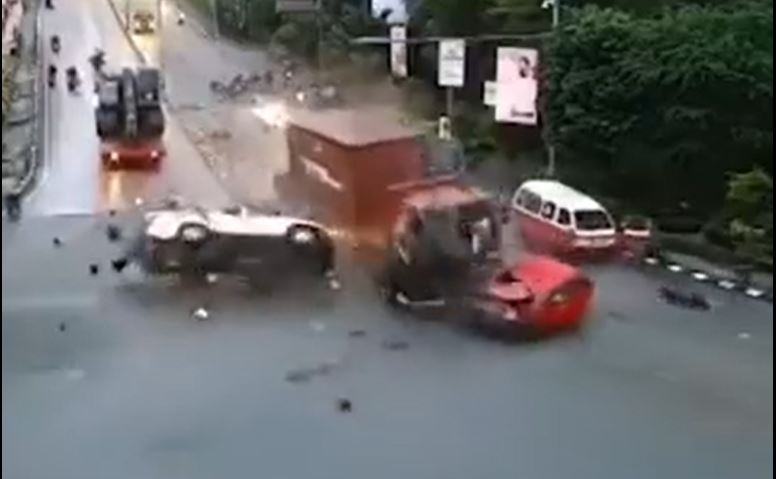 El camión embistió a varios vehículos y motocicletas, según se observa en el video. (Foto Prensa Libre: Captura de pantalla)