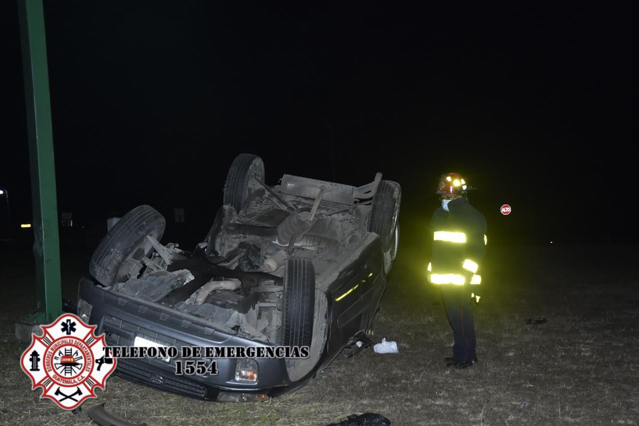 Una persona murió y dos más resultaron heridas en un accidente de tránsito en el libramiento de Chimaltenango. (Foto Prensa Libre: CBMD)