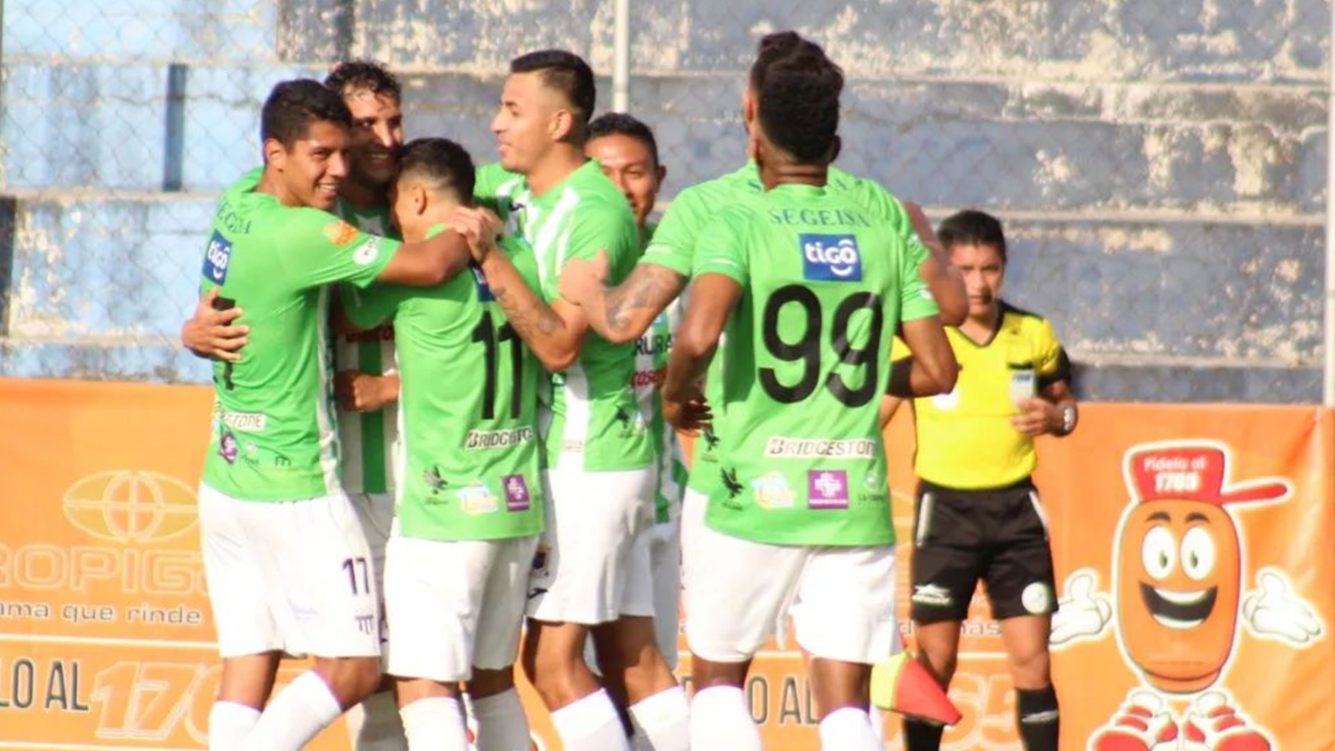 Los jugadores de Antigua GFC festejan el único tanto del partido ante Santa Lucía. (Foto Prensa Libre: Facebook)