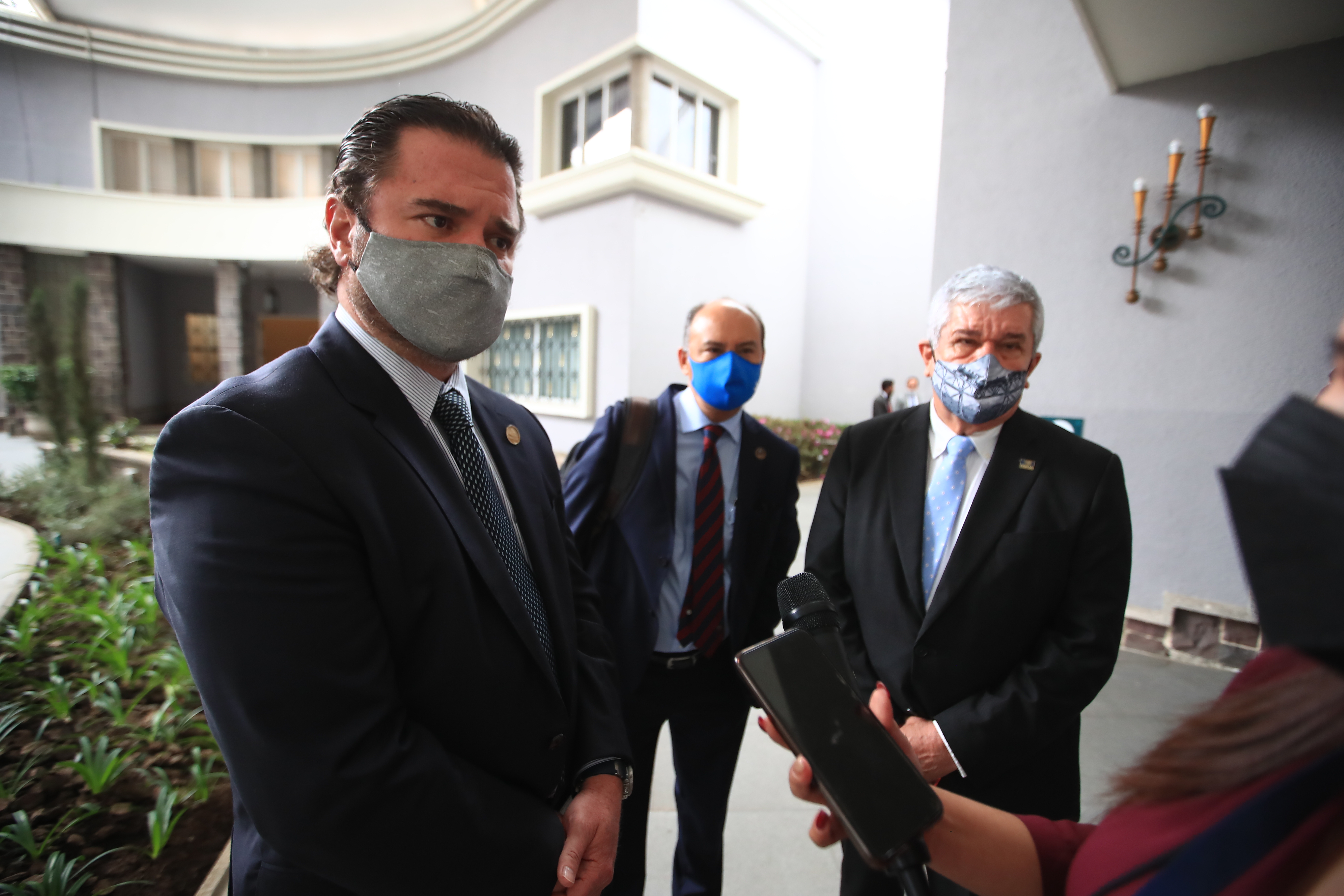 José Fernando Ulloa Rosenberg, representante de Ferrovías y Augusto Romeo Ponce, interventor de Fegua brindaron declaraciones al finalizar la Asamblea de Accionistas. (Foto Prensa Libre: Carlos Hernández Ovalle)