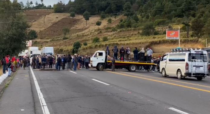 Pobladores de Totonicapán bloquean el paso en el km 178 de la ruta Interamericana. (Foto Prensa Libre: Carlos Hernández)