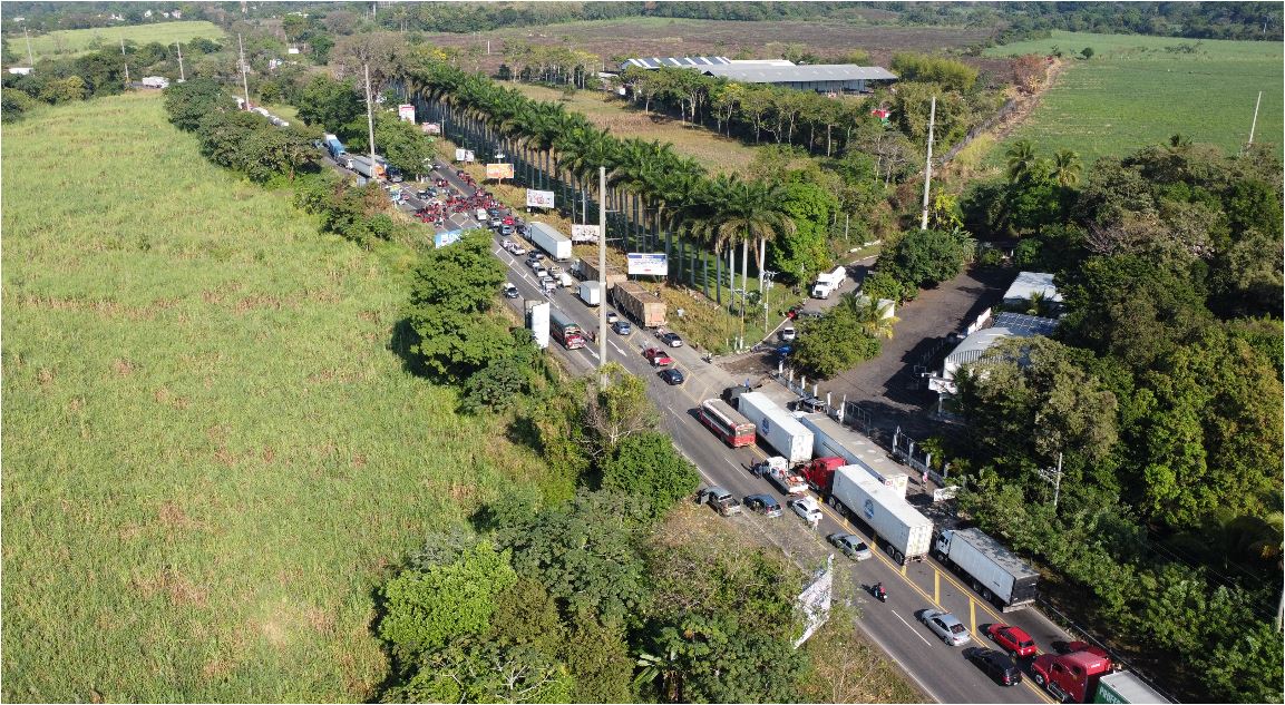 Los bloqueos masivos más recientes son los que se registran desde el pasado lunes 24 de enero y han provocado pérdidas millonarias (Foto Prensa Libre: Enrique Paredes)