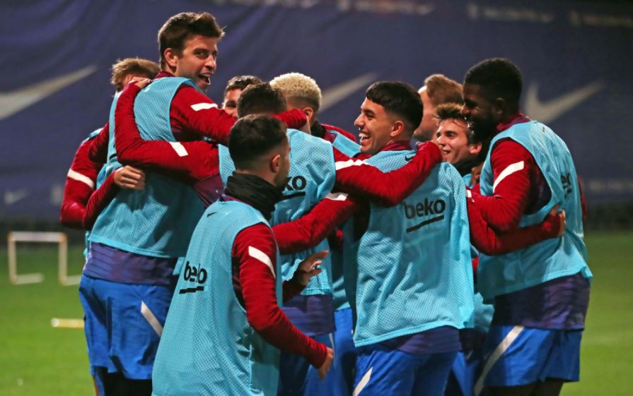 Los jugadores del Barcelona, durante la práctica de ayer. (Foto Prensa Libre: Twitter @FCBarcelona)