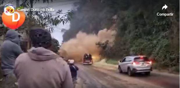 Un derrumbe estuvo a punto de sepultar un picop que iba cargado de personas en el km 214.5 de la ruta Cito-Zarco, Zunil, Quetzaltenango. (Foto Prensa Libre: Captura de pantalla tomada de: Canton Durazno Brilla)  