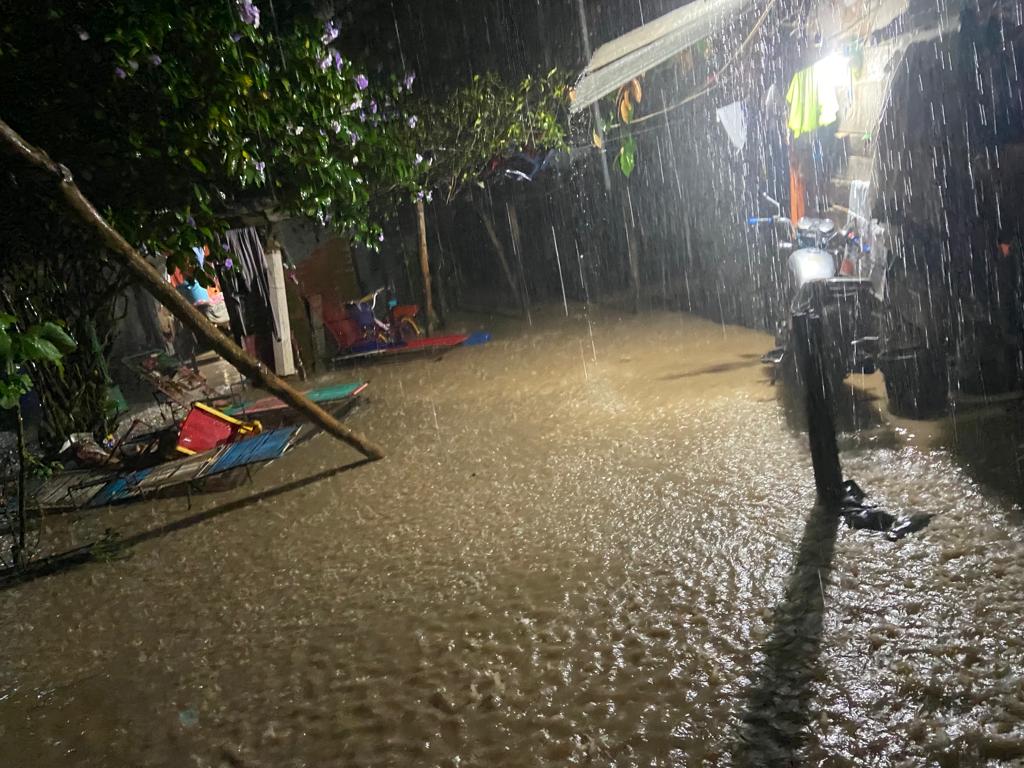 Inundación en la comunidad Champona Línea, en Morales, Izabal. (Foto Prensa Libre: Conred)