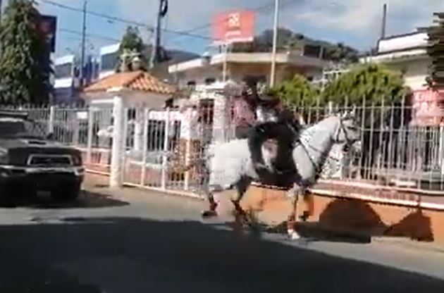 Segundos previos al incidente registrado en desfile hípico en Barberena, Santa Rosa. (Foto Prensa Libre: Tomada del video de Barberena Noticias GT)