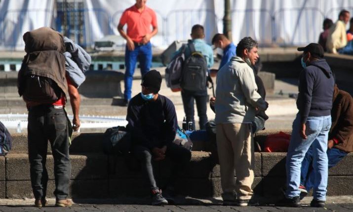 Guatemaltecos salen abrigados por los efectos de las bajas temperaturas. (Foto Prensa Libre: Hemeroteca PL)