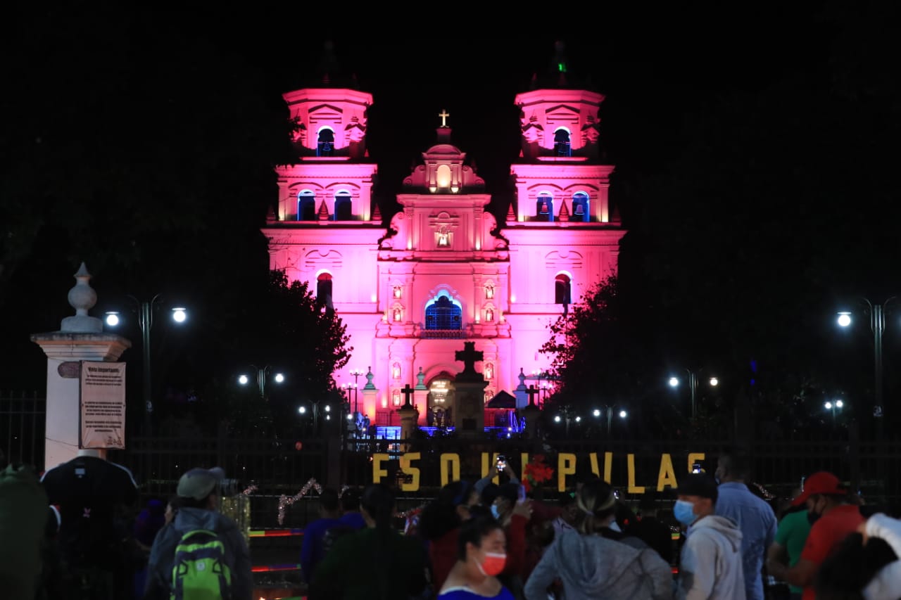 Feligrese llegan a Esquipulas para venerar al Cristo Negro, luego de que el año pasado las actividades fueran suspendidas a causa de la pandemia. (Foto Prensa Libre: Élmer Vargas)