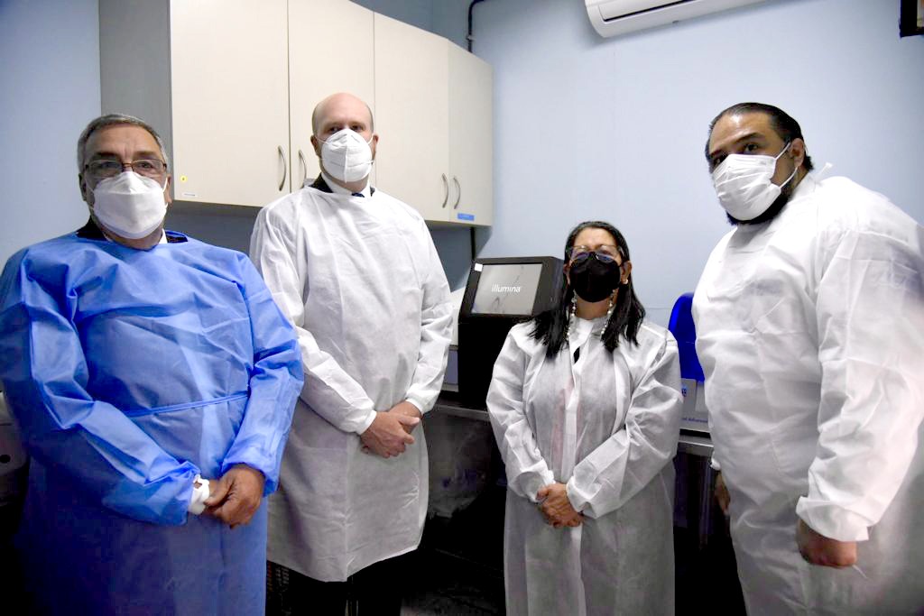 El ministro de Salud, Francisco Coma, y el Embajador de EE. UU. en Guatemala, William Popp durante la entrega del equipo al Laboratorio Nacional de Salud. (Foto Prensa Libre: @usembassyguate) 