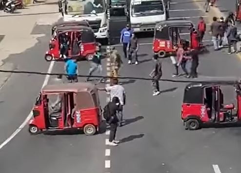 Manifestantes juegan futbol en el km 49 de la ruta Interamericana, El Tejar, Chimaltenango. (Foto Prensa Libre: Tomada del video de El Gráfico de Sacatepéquez)