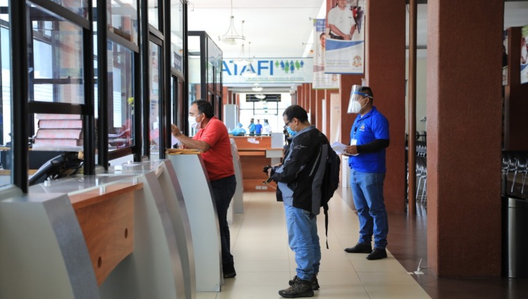 Aún hay dudas acerca de cómo se atenderá a os trabajadores con contrato de tiempo parcial en el seguro social. (Foto, Prensa Libre: Hemeroteca PL).