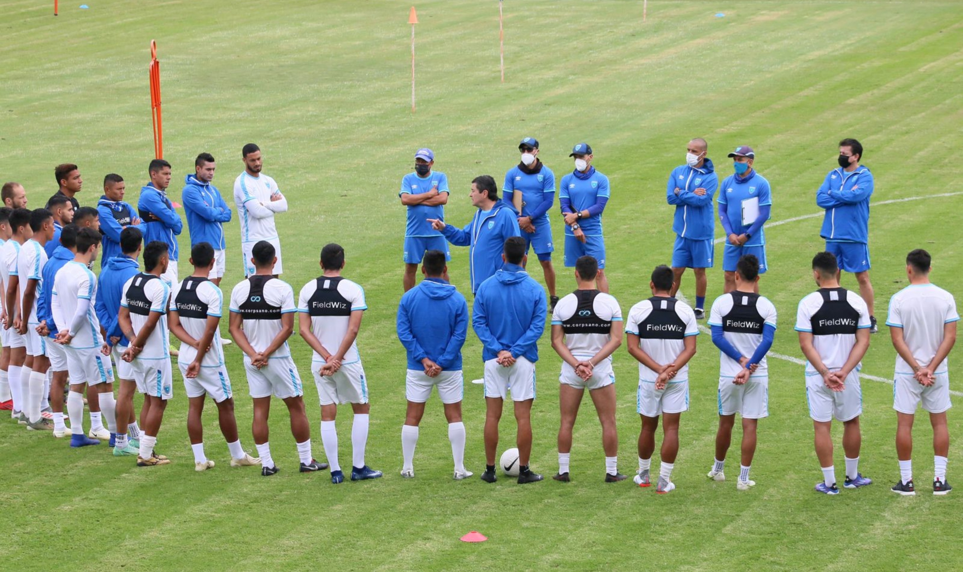 El técnico mexicano, Luis Fernando Tena, dirigió este lunes 10 de enero su primera práctica con la Selección Nacional de Futbol. Aun se espera por un rival para el 22 de enero próximo. Foto Fedefut.