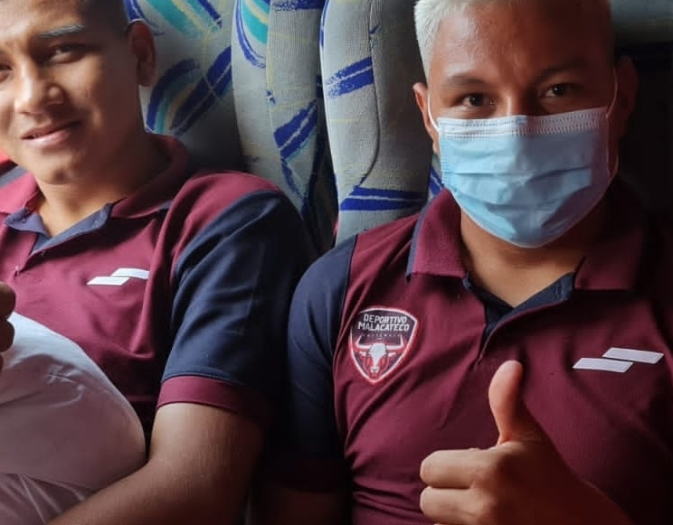 Los jugadores de Malacateco se transportan en su autobus rumbo de Malacatán hacia la capital nacional. (Foto Prensa Libre: Facebook)