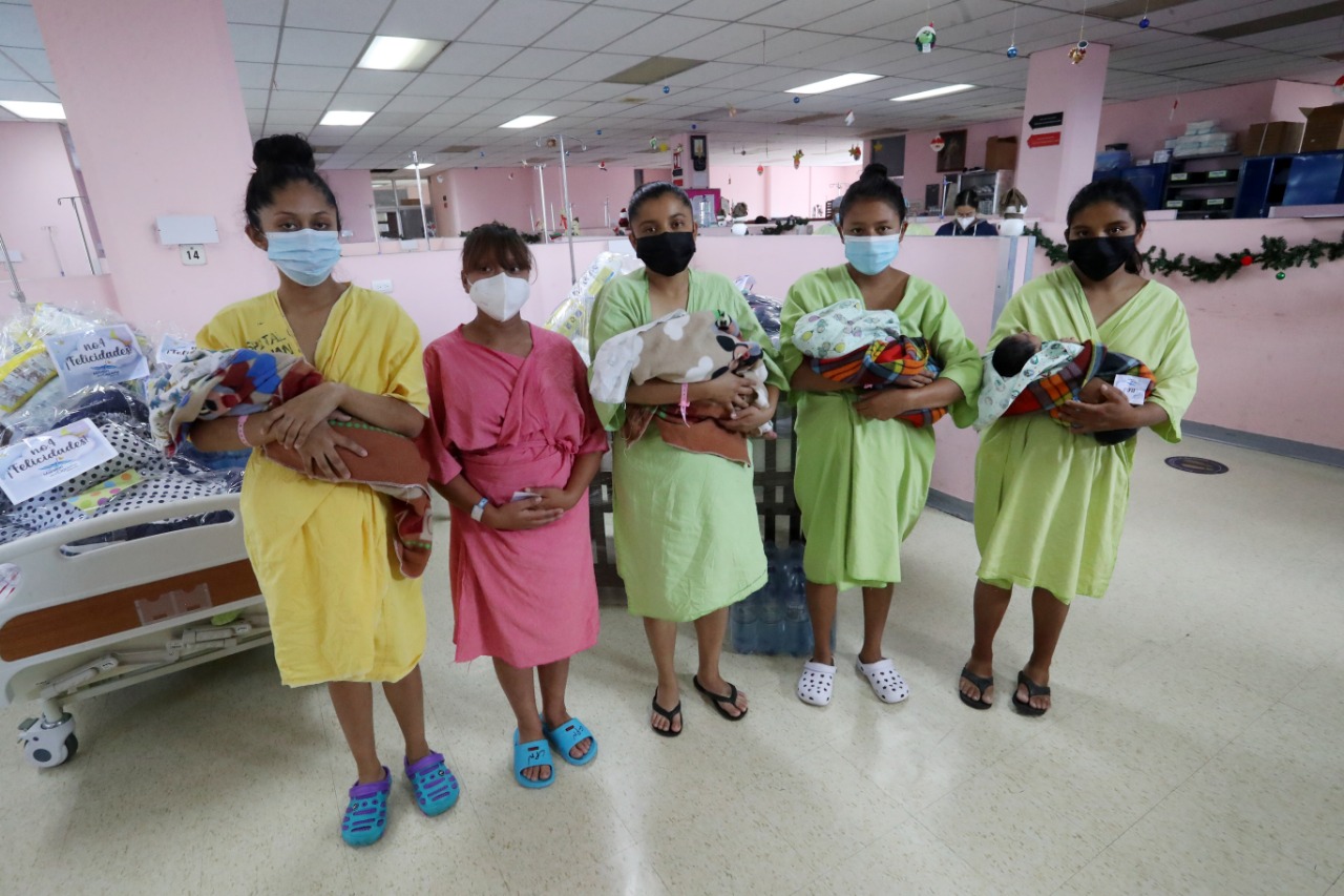 Las madres afortunadas recibieron los obsequios que se recolectaron en la edición del Maratón de la Cigüeña. (Foto Prensa Libre: María Reneé Gaytán)