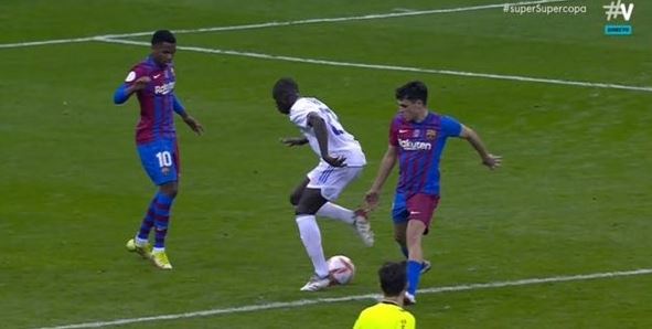 Ferland Mendy en acción durante el clásico español. (Foto Prensa Libre: Twitter @ManuHeredia21)