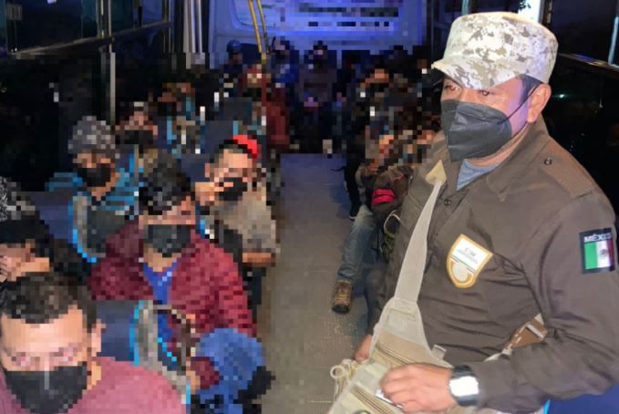 Los migrantes viajaban en dos autobuses turísticos en Puerto Escondido en el sureño estado de Oaxaca. (Foto Prensa Libre: Tomada de @INAMI_mx)