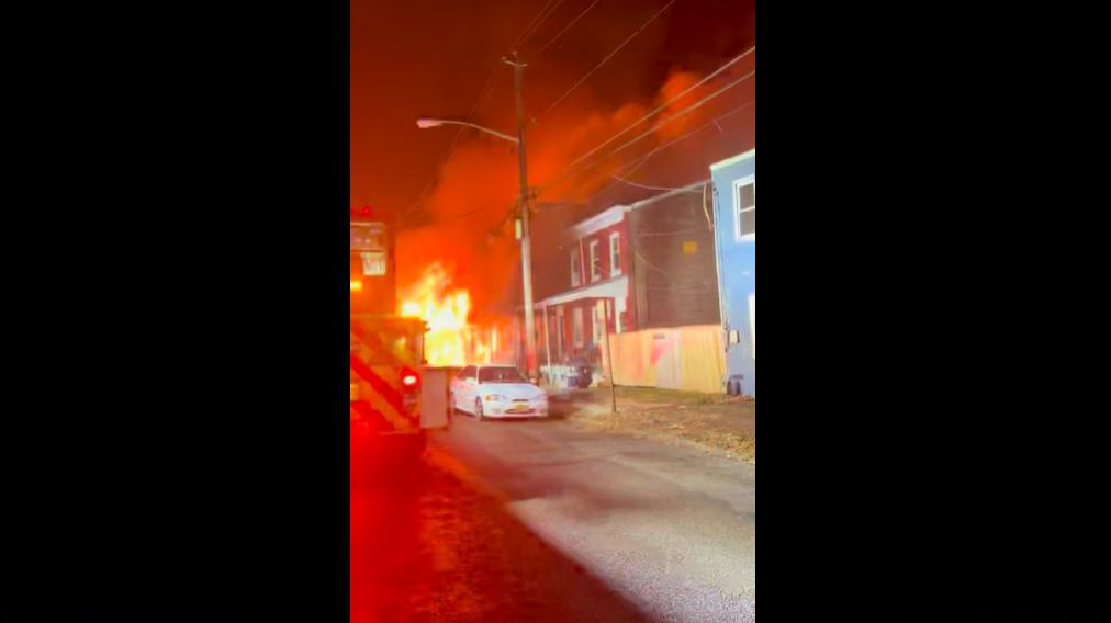 Durante las primeras horas de Navidad, vecinos de Trenton, New Jersey, se alarmaron por un incendio que causó la muerte de dos guatemaltecos. (Foto Prensa Libre: The Trenton Post)