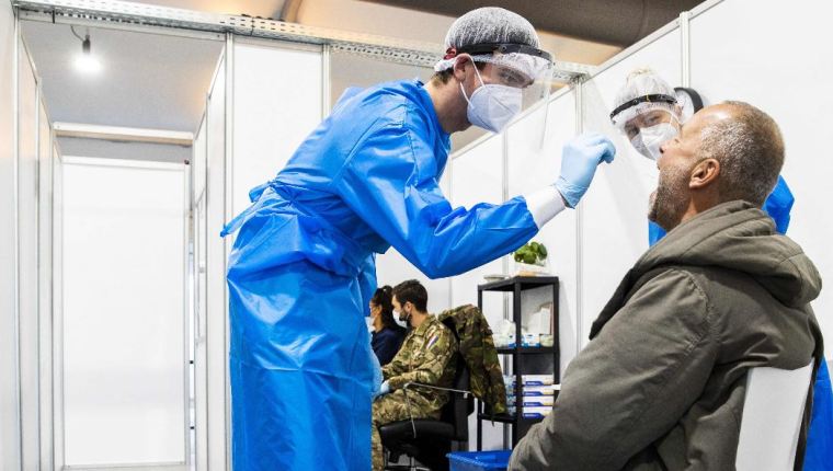 La propagación de la variante ómicron causó preocupaciones a las autoridades de la OMS por lo que vigilan de cerca el desarrollo de su nueva versión. (Foto Prensa Libre: AFP)