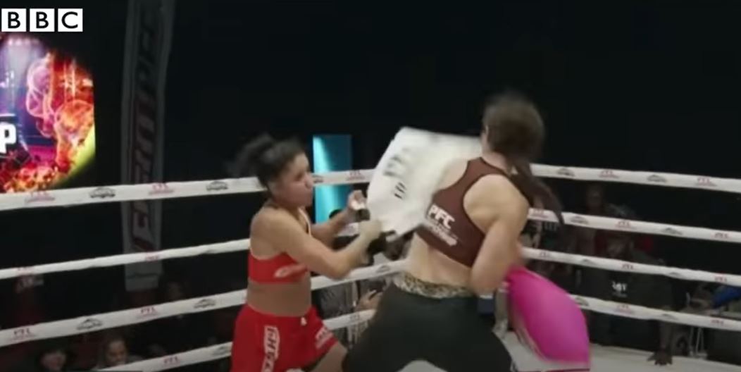 Las peleas que usan almohadas son un deporte oficial en Estados Unidos. (Foto Prensa Libre: Tomada del video de BBC) 