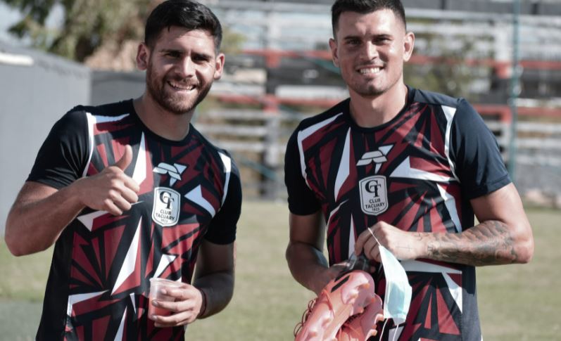 José Pinto muestra su alegría en el primer día de trabajo con el Tacuary FC, de Paraguay. (Foto Tacuary FC).