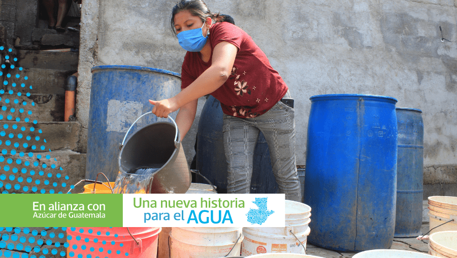 La situación es crítica en los hogares que tienen que abastecerse con una red fuera de la vivienda (14.8%), de un pozo perforado (12.2%) o de ríos, lagos, manantiales, camiones, toneles o agua de lluvia (10%). (Foto Prensa Libre: Hemeroteca)