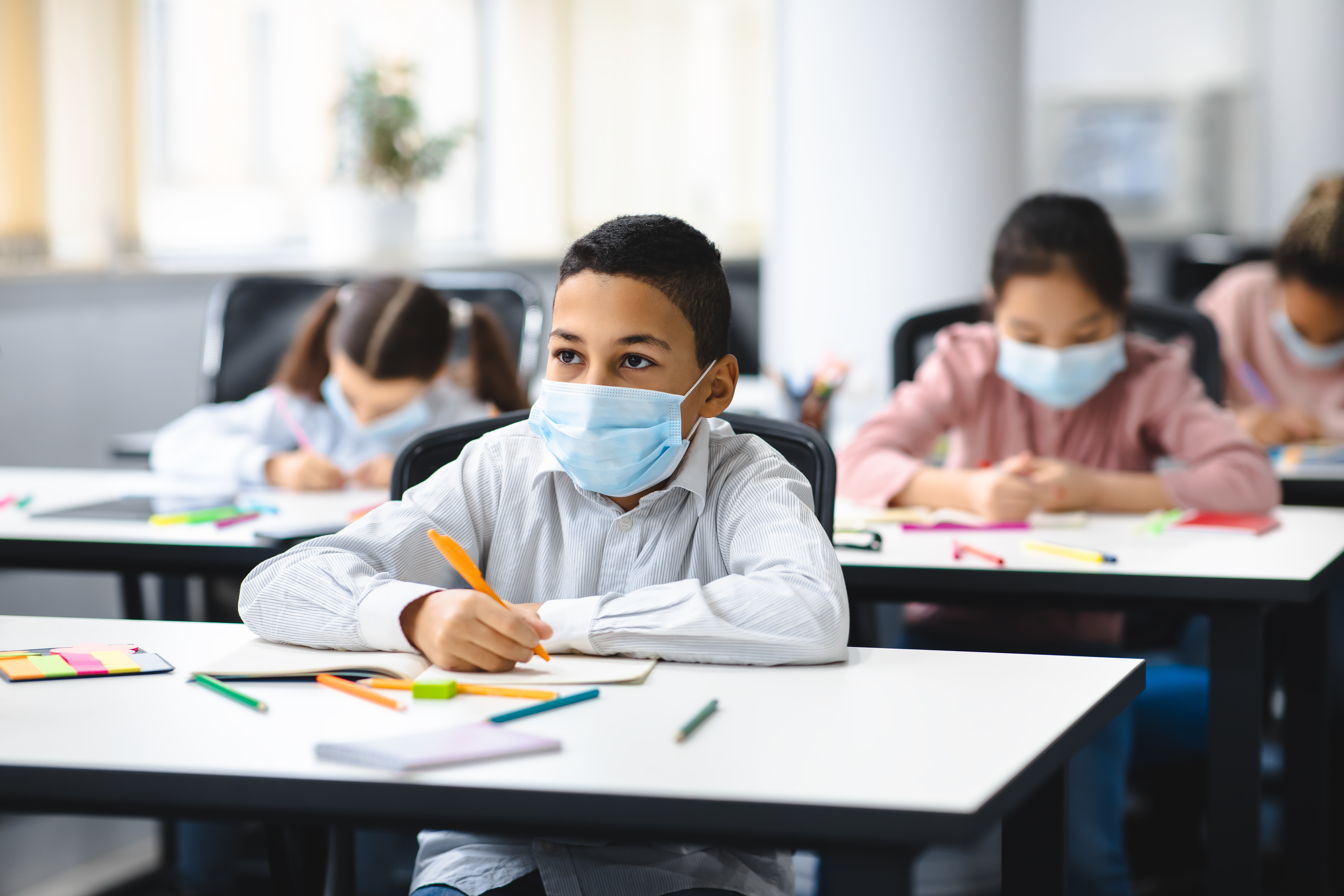 El uso de mascarilla es indispensable para el retorno a clases presenciales. La mejor será aquella que el niño soporte por más tiempo. (Foto Prensa Libre: Shutterstock).