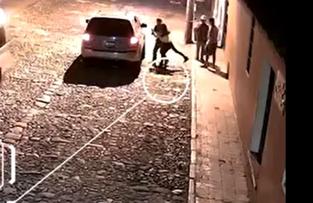 Momento en que una mujer fue raptada en la Antigua Guatemala. (Foto Prensa Libre: Tomada de video del Ayuntamiento). 