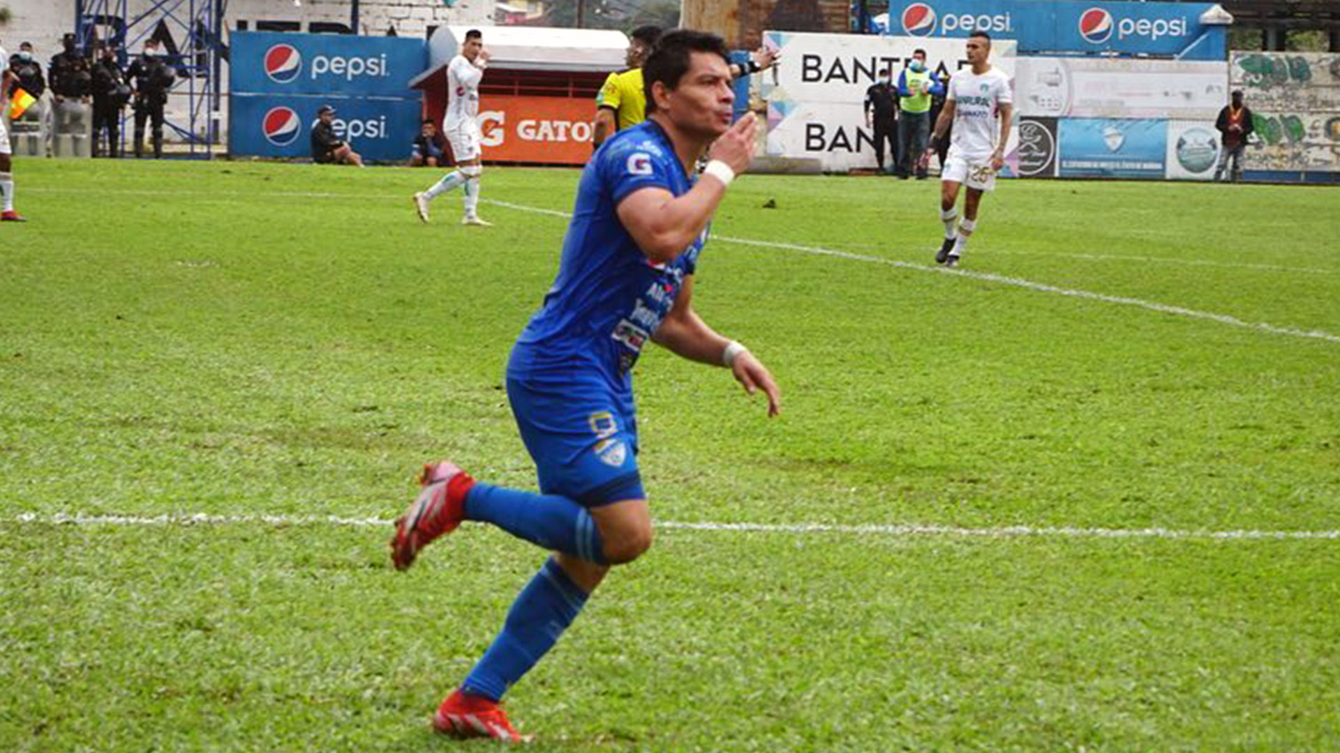 El jugador de Cobán Imperial Robin Betancourth celebrando su primera anotación a Comunicaciones en la fecha 2 del Clausura 2022. (Foto Prensa Libre: Facebook)