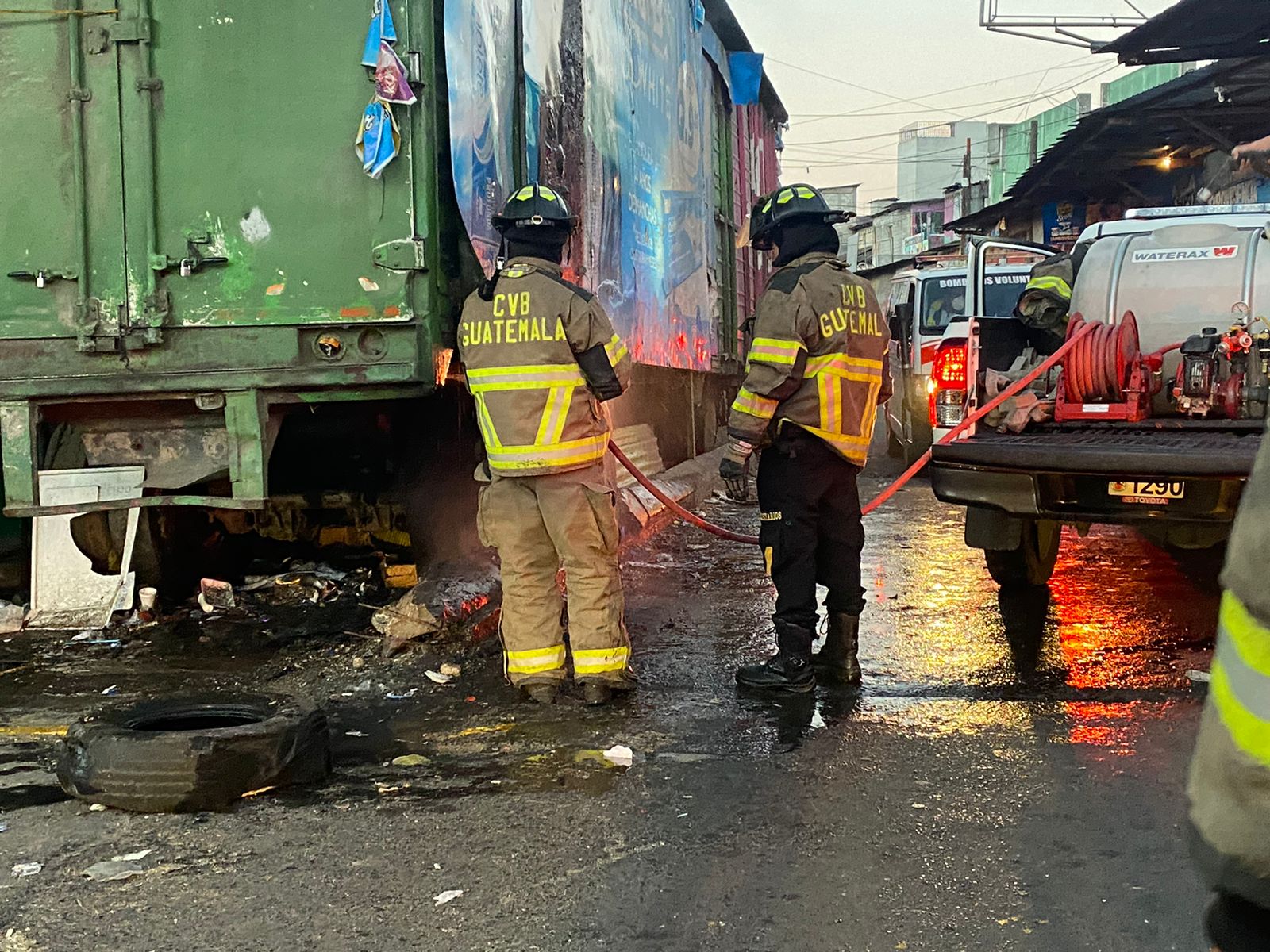 Durante el 1 y 2 de enero de 2022, socorristas de diversas instituciones han atendido múltiples sucesos en la capital y provincia. (Foto Prensa Libre: Bomberos Voluntarios)