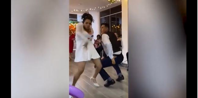 Una pareja de mexicanos bailó la cumbia de “Eso Tilín” durante su boda. (Foto Prensa Libre: Captura de pantalla)