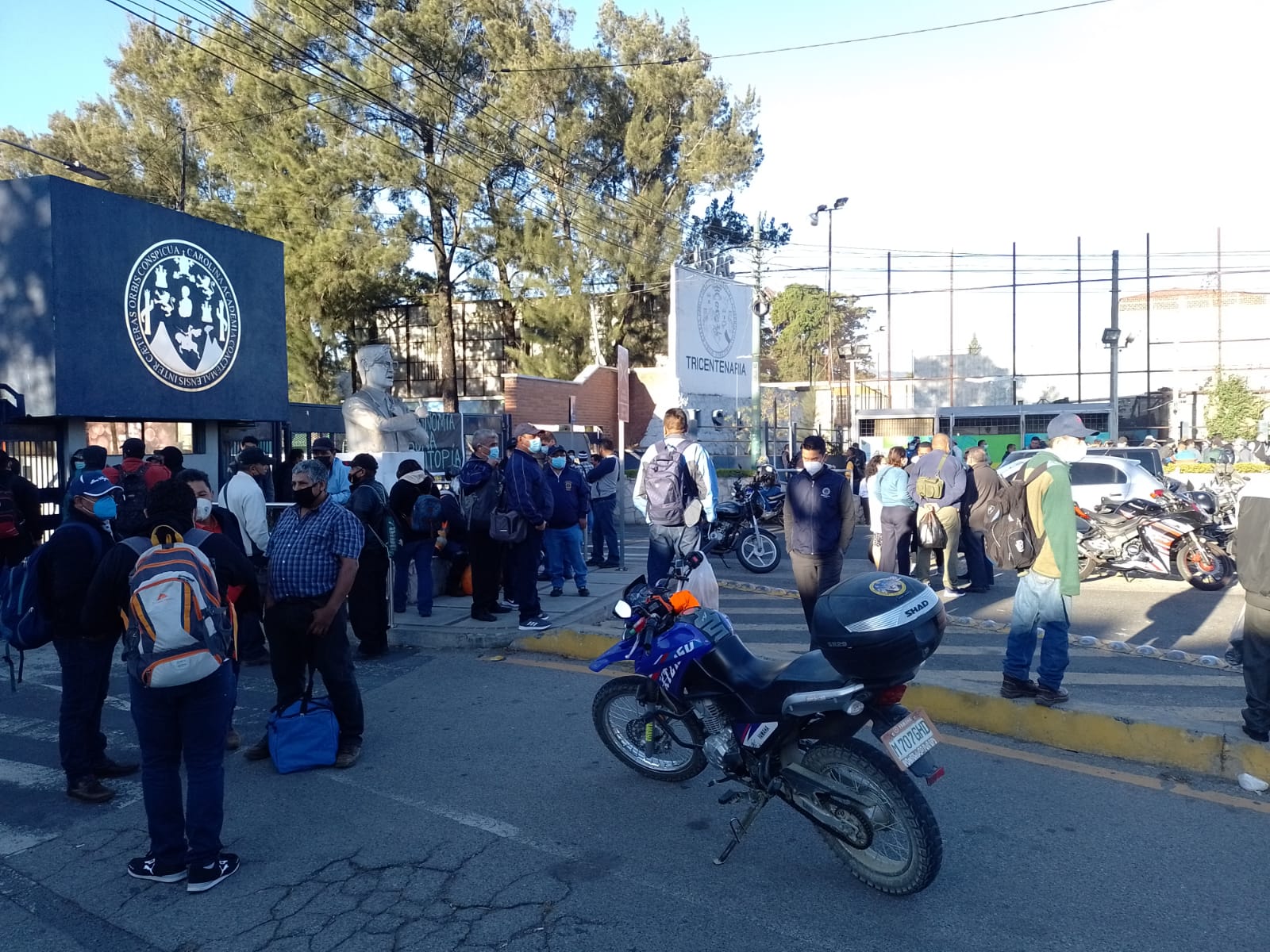 El paso de vehículos y personas particulares quedó inhabilitado este lunes 10 de enero en el Campus Central de la USAC. (Foto Prensa Libre: La Red)