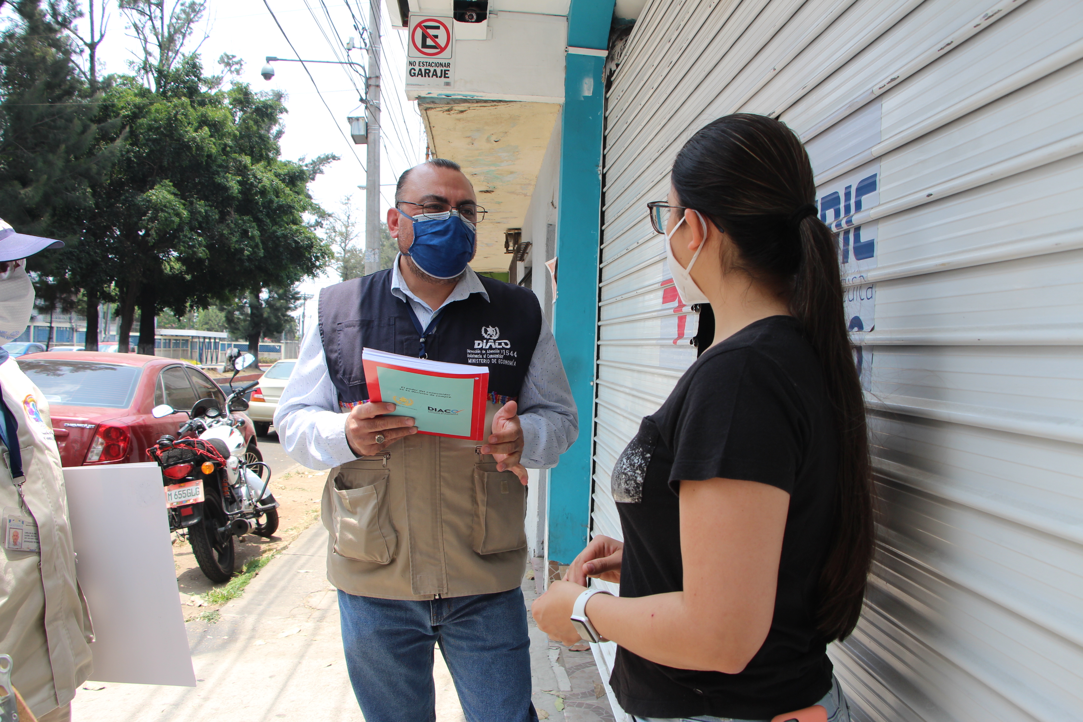 Inspectores de la Diaco explican el uso del Libro de Quejas. (Foto Prensa Libre: Cortesía)