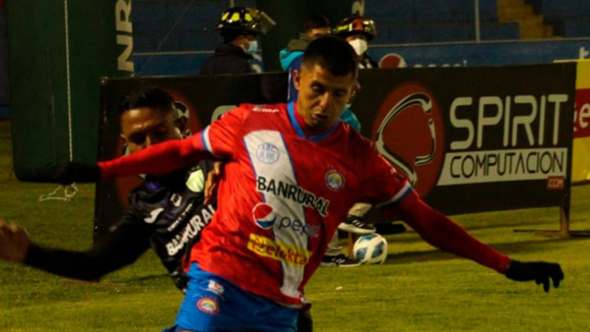 El jugador de Xelajú Alejandro Díaz disputa el balón a un jugadorde Antigua. (Foto Prensa Libre: Facebook)