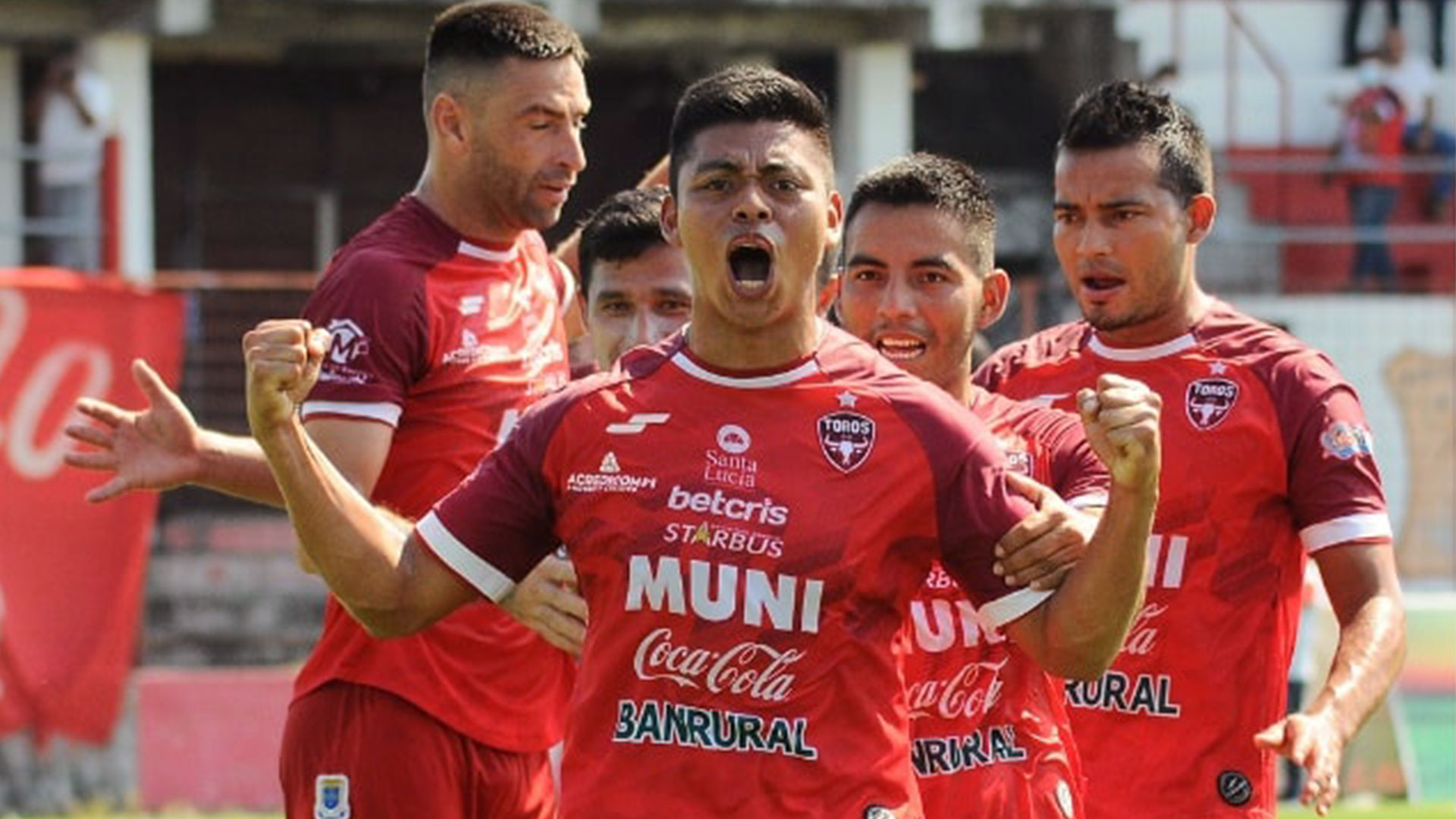 Los jugadores de Malacateco festejan con su compañero Yonathan Morán (centro) el primer gol del partido de la jornada 1 ante Xelajú. (Foto Prensa Libre: Facebook)