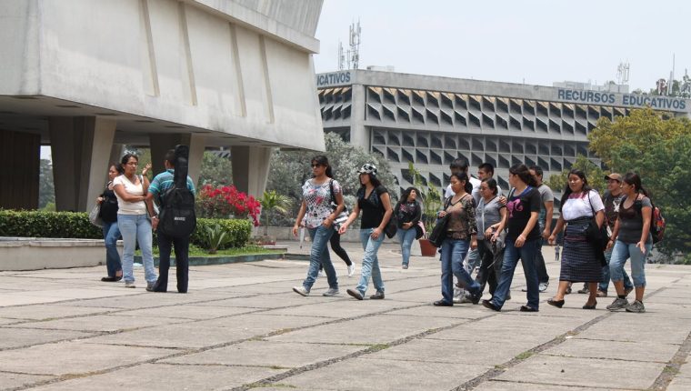 El programa de Formación inicial Docente se creó luego que el Mineduc eliminara la carrera de magisterio a nivel diversificado. (Foto Prensa Libre: Hemeroteca)