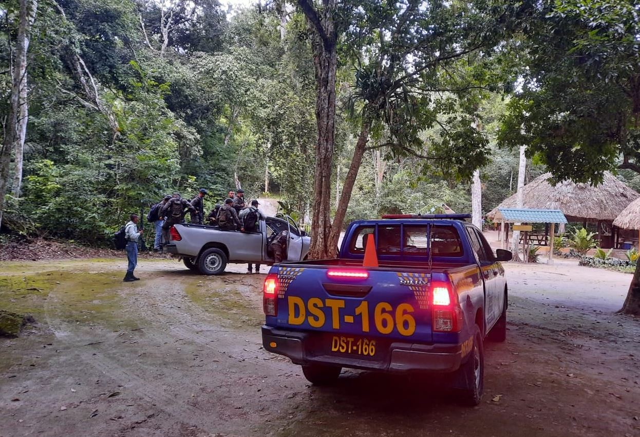 Grupo de búsqueda de las autoridades que se desplegó en Tikal para la búsqueda de turista alemán desaparecido. (Foto Prensa Libre: PNC)