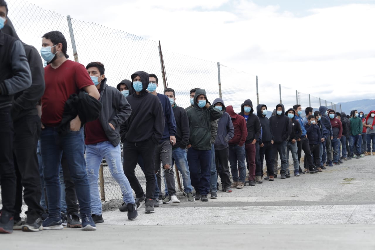 Guatemaltecos arriban al país en uno de los vuelos de este martes. (Foto Prensa Libre: Esbin García)