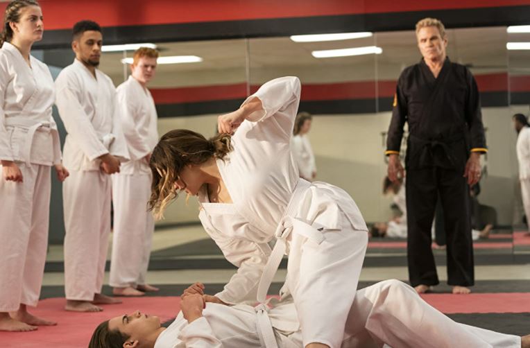 En la cuarta temporada de Cobra Kai,  para la cuarta temporada llega un nuevo villano. aparece Terry Silver, quién tuvo acción en Karate Kid III.  (Foto Prensa Libre: Netflix)