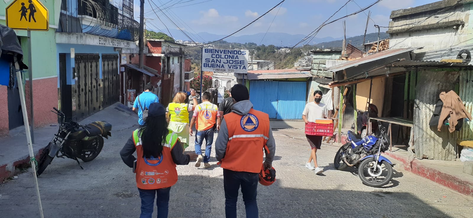 Delegados de la Conred llegan a las comunidades San José Buena Vista y Santa Luisa, en la zona 3 capitalina para verificar el origen de retumbos que se escuchan por las noches y madrugadas. (Foto Prensa Libre: Conred)