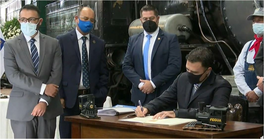 Momento en que firman el contrato autoridades de Ferrovías y Remed S.A. (Foto Prensa Libre: Captura de pantalla Canal de Gobierno de Guatemala)